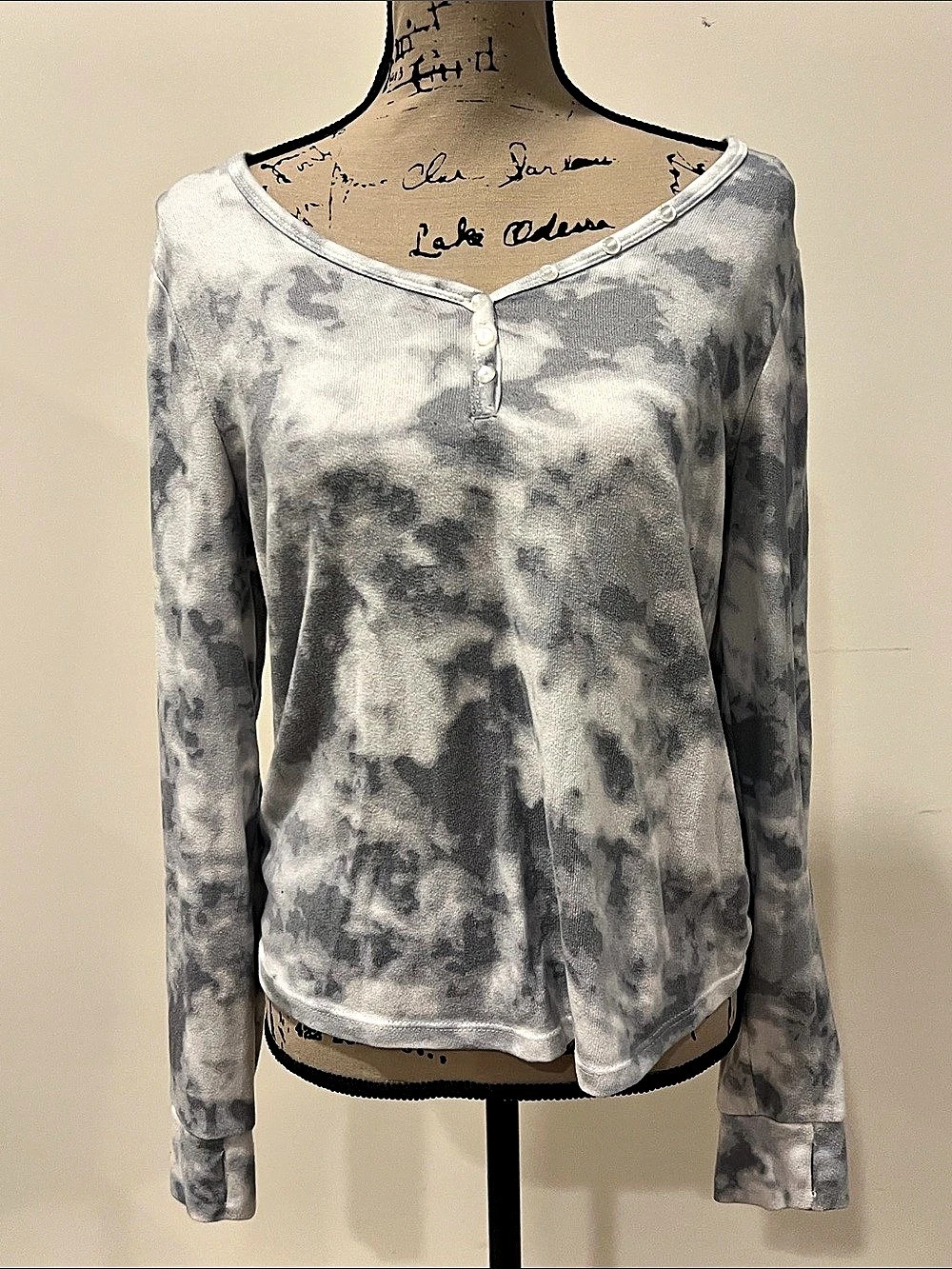 KIKIT Tie-Dye Long Sleeve Top in Gray & White - Junior Size Large